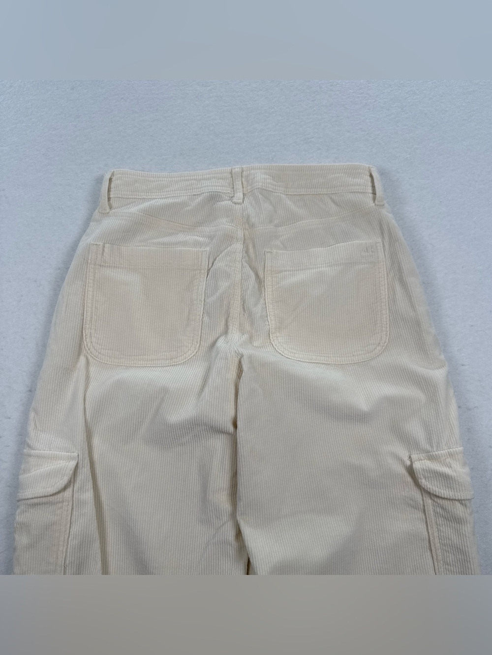 American Eagle Outfitters Women’s 8 Ivory Corduroy Cargo Pants Stretch Pockets - Picture 4 of 9